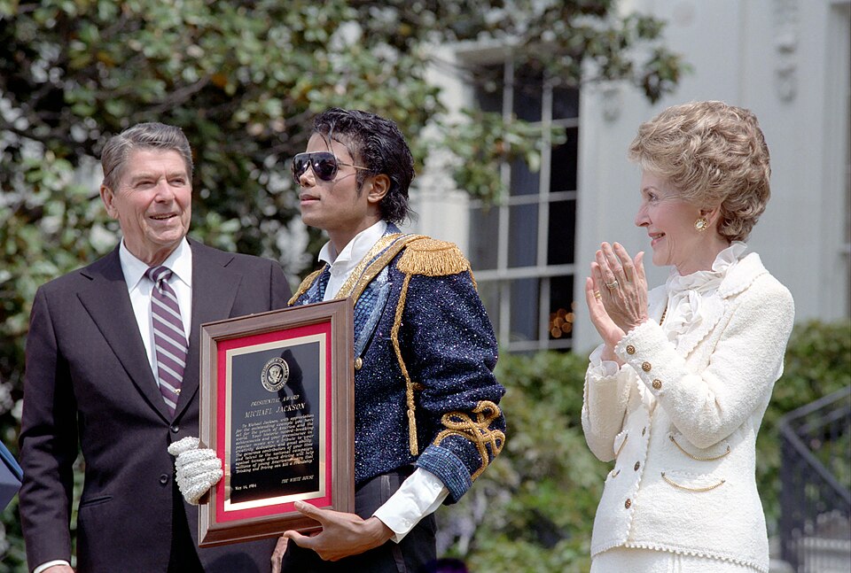 Michael Jackson entouré par le couple Reagan